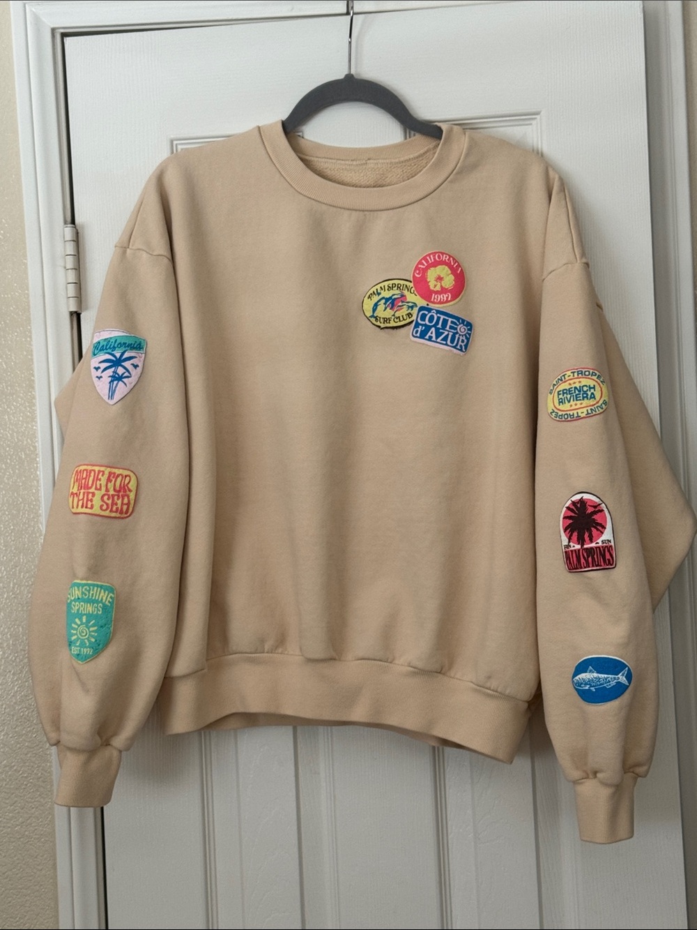 Daydreamer LA Beige Beach Themed Travel Patch Crewneck Sweatshirt Oversized OS - Picture 2 of 11